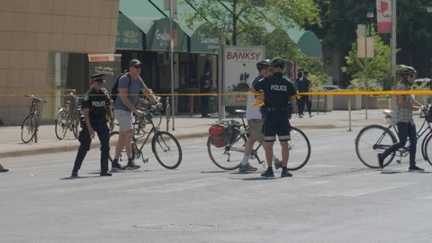Toronto Emergency Crime Scene Intersection Police Cops Walking Among Crime Sc Vídeos de archivo 91015391