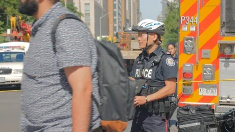Toronto Emergency Crime Scene Intersection Police Talking Closeup Pedestrians 스톡 동영상 91015433