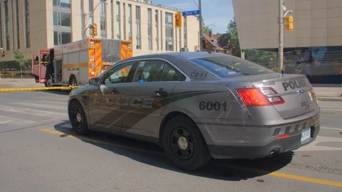 Toronto Emergency Crime Scene Intersection Undercover Police Cop Car Cruiser  Stockbeeldmateriaal 91015464