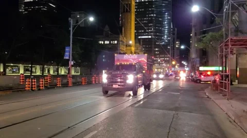 Toronto emergency task force, local polices, ambulance paramedic rushing 스톡 동영상 158295908