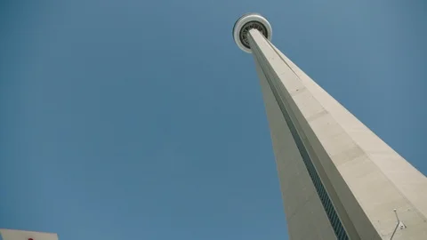 Toronto looking up at CN Tower pan 4K Vídeo Stock 108776427
