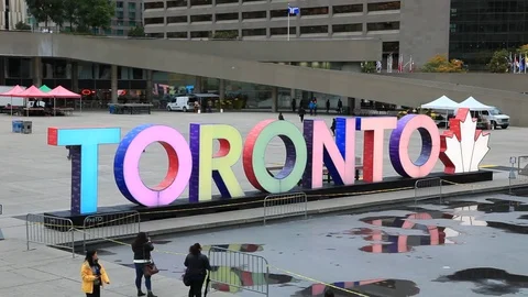 Toronto sign at the Nathan Phillips Square, Canada Vidéo 81670633