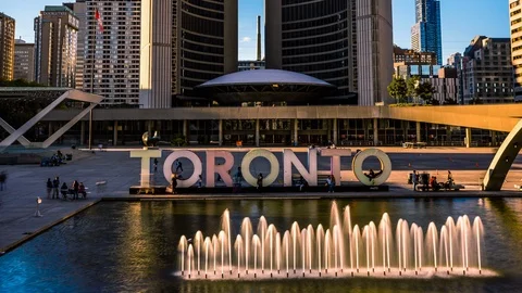 Toronto sign in Nathan Phillips square in Toronto, Canada time lapse Stockbeeldmateriaal 119133933