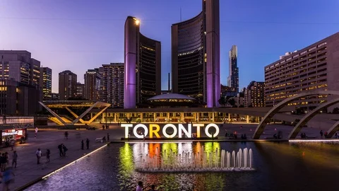 Toronto sign in Nathan Phillips square day to night time lapse Stockbeeldmateriaal 119134098