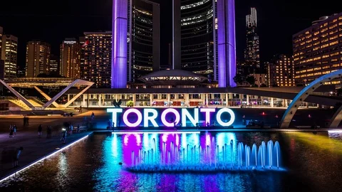 Toronto sign in Nathan Phillips square in Toronto, Canada time lapse at night Stockbeeldmateriaal 119134196
