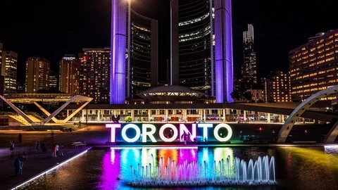 Toronto sign in Nathan Phillips square in Toronto, Canada time lapse at night Stockbeeldmateriaal 119134267
