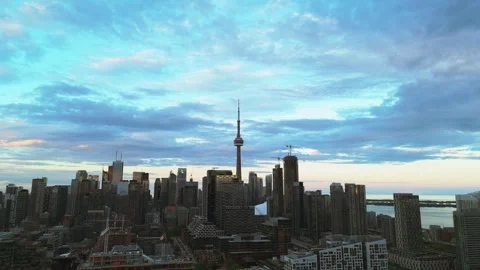 Toronto Skyline and CN Tower Beneath Dramatic Sunset Clouds, 4K Vídeo Stock 321375792