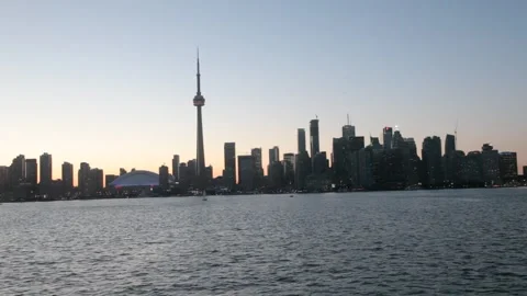 Toronto Skyline and CN Tower over Water at Dusk Vidéo 341033423