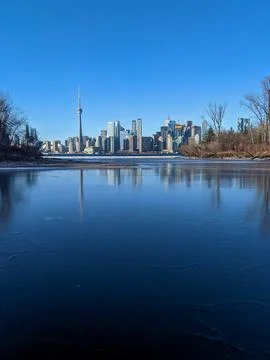 Toronto Skyline and CN Tower Reflected on Smooth Clear Black Ice Stockfoto's