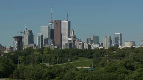Toronto Skyline beyond the Park Stockbeeldmateriaal 10748992