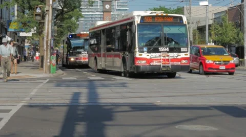 Toronto TTC Transit Buses Cyclists Bike Riding Through College Bathurst Video stock 67102895