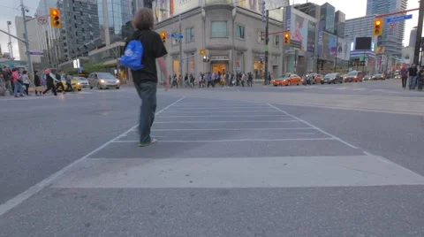 Toronto Yonge Dundas Intersection Low Angle 库存影片 57833353
