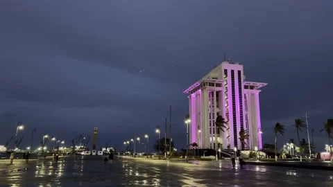 Torre de Pemex en el Malecon puerto de Veracruz en la noche Stock Footage 169061906