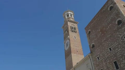 Torre dei Lamberti, Piazza Erbe, Verona, Italy. 库存影片 150644567