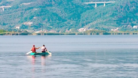TORRE DEL LAGO PUCCINI, JUN 13, 2017: Rowing on the lake. RAW Video Vídeo Stock 76711256