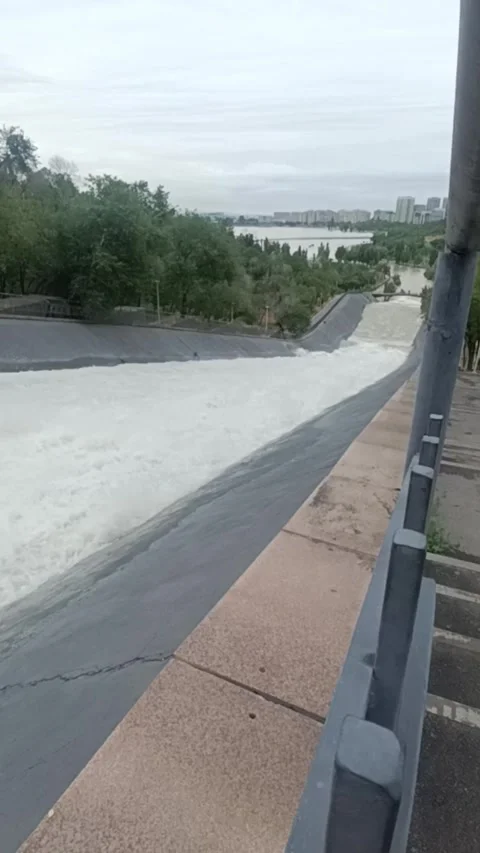The torrent of a mountain river after the rain rushes along a concrete channel. 库存影片 338266897