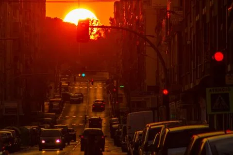TORRENT, SPAIN - Jul 19, 2017: Sol enorme en una atardecer de ciudad Stock Photos