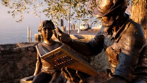 Torri del Benaco: Statue 스톡 동영상 100580329