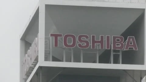 Toshiba announces decrease of net sales during 2020 fiscal year, TOKYO, JP - 14  库存影片 204031095
