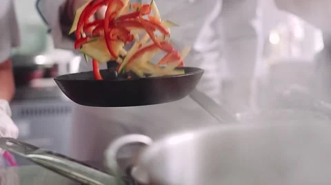 Toss vegetables in a frying pan Vidéo 63320468