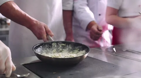 Toss vegetables in a frying pan Vidéo 63320480