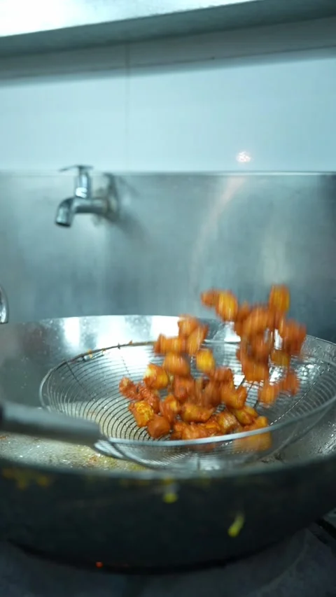 Tossing Fried Prawns in a Spider Strainer to Drain Excess Oil Vídeos de archivo 348797495