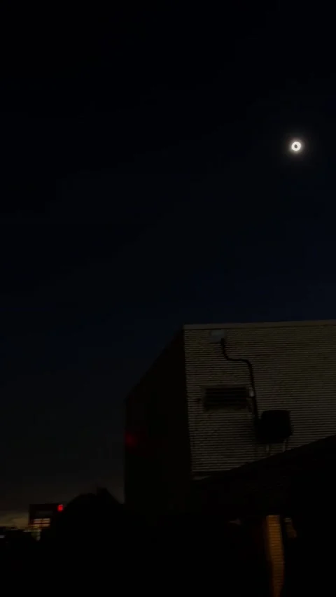 Total Eclipse Brings Midday Sunset To Montreal, Montreal, Quebec, Canada - 08 Ap 動画素材 273354692