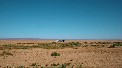 Total Jeep In Desert Men Checking Under The Hood Video stock 100636532