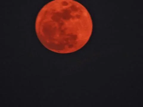 A total lunar eclipse, often referred to as a Blood Moon Stockfoto's