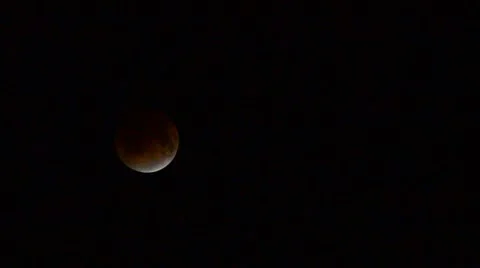 Total moon eclipse when the moon appears to be red Vídeo Stock 12440400