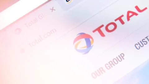 Total S.A. domain name in browser and logo on the computer screen. Editorial Foto stock