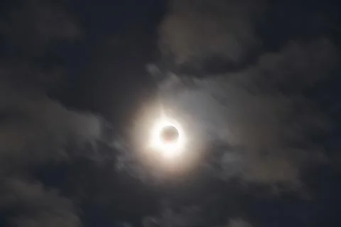 Total Solar Eclipse Against a Cloudy Sky Foto stock