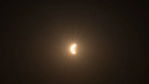 Total Solar Eclipse Crescent Flare Moon Obscuring Setting Sun Madrid Spain Vidéo 347494390