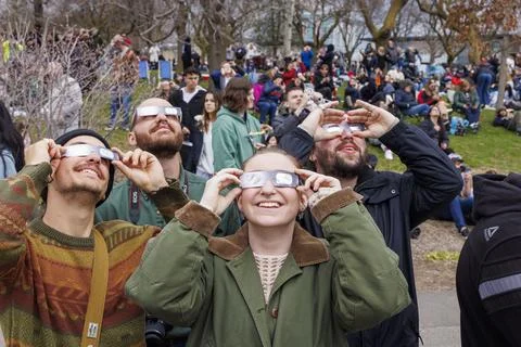 Total solar eclipse in Niagara Falls, USA - 08 Apr 2024 Fotos Stock