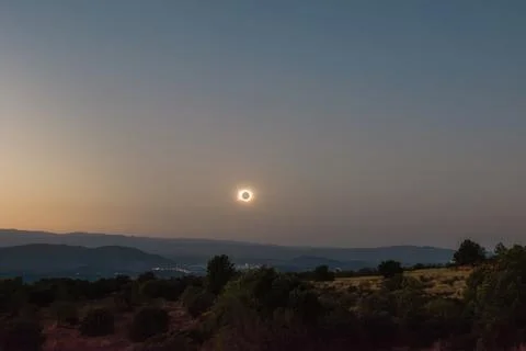 Total Solar Eclipse Ring over Twilight Landscape 스톡 사진