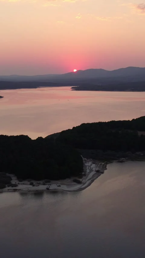 Total solar eclipse sunset over Cuerda del Pozo Reservoir in Soria Vídeo Stock 342554850