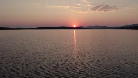 Total solar eclipse sunsetting over Cuerda del Pozo Reservoir in Soria Vídeos de archivo 342554310