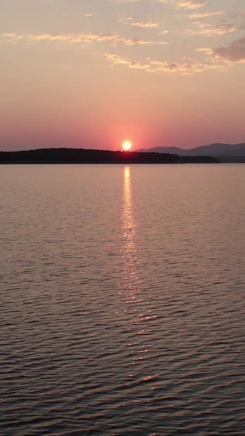 Total solar eclipse sunsetting over Cuerda del Pozo Reservoir in Soria Видео 342554499