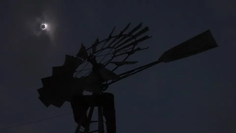 Total solar eclipse with windmill in foreground Video stock 290915201