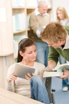 Touch screen tablet computer - students in library Stock-Fotos