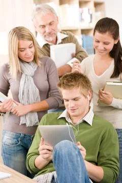 Touch screen tablet computer - students in library Stock-Fotos