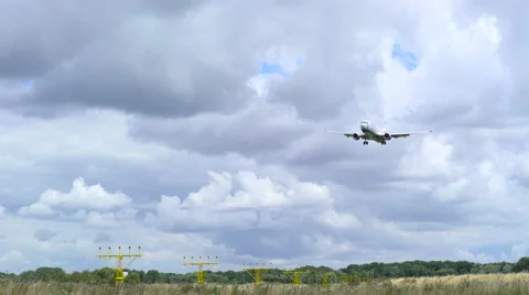 Touchdown Boeing 737-800 Sun Express TC-SEZ side view Stockbeeldmateriaal 65088104