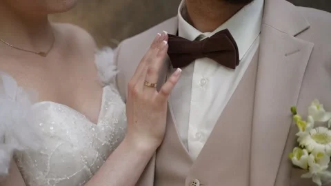 Touches the bow 스톡 동영상 332980498