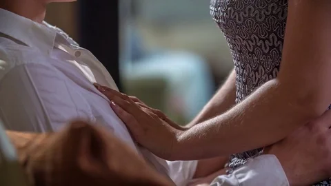 Touching his chest and opening the buttons on his shirt Vídeos de archivo 78190328