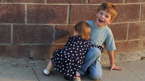 Touching moment between siblings Vídeos de archivo 32930734