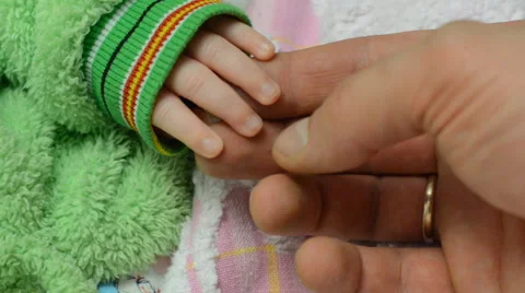 Touching Newborn Baby's Hands Vídeos de archivo 47719546