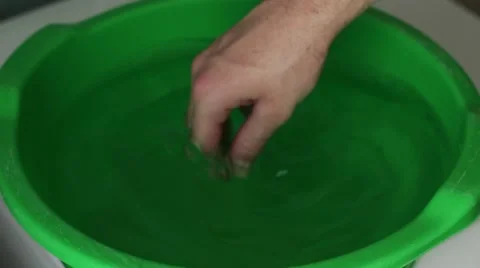 Touching water in a green basin Vídeo Stock 66757035