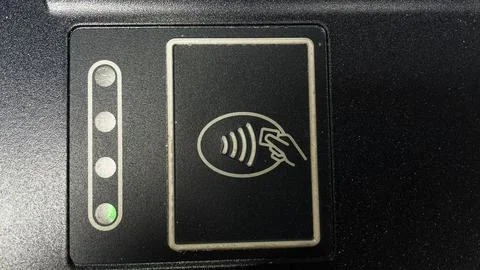 Touchless payment option displayed on a sleek device. 库存照片