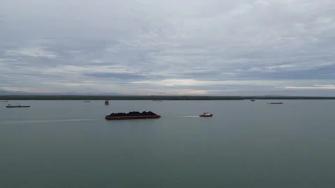 Toughboat pulling a barge Video stock 303715619