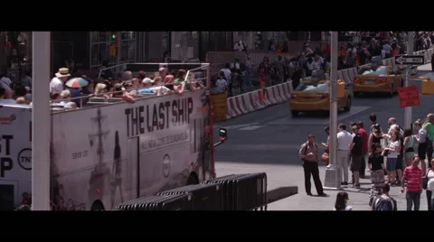 Tour bus driving through crowded NYC Vidéo 57122350